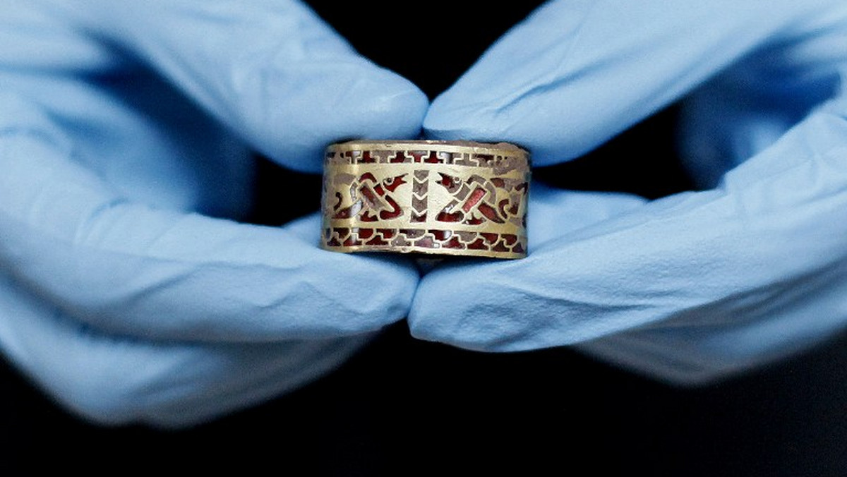 Archeolodzy odkryli w środkowej Anglii przedmioty ze złota i srebra, będące prawdopodobnie częścią słynnego Skarbu Staffordshire - informuje serwis internetowy BBC News.
