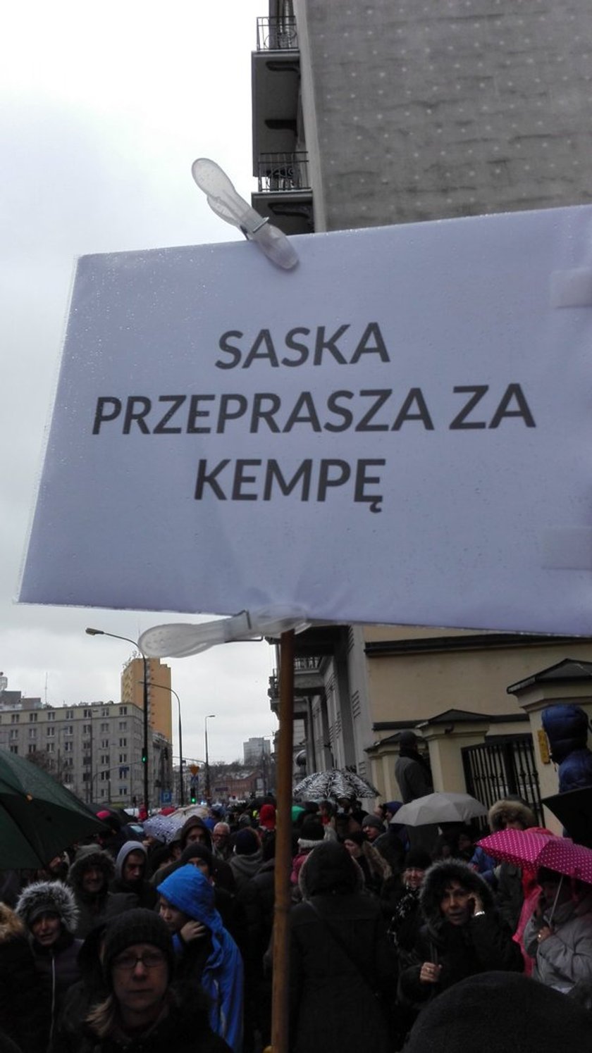 Nieśli transparenty "Saska przeprasza za Kempę". Dali się podpuścić?