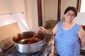 Baka Spasenija pravi čuveni domaći ajvar od paprike slonovo uvo i otkriva u čemu je glavna tajna