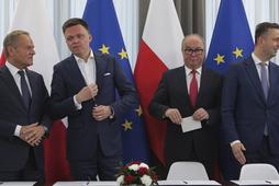 Podpisanie deklaracji samorządowej przez liderów opozycji. Od lewej stoją: Donald Tusk, Szymon Hołownia, Włodzimierz Czarzasty i Władysław Kosiniak-Kamysz, Warszawa, maj 2022 r.