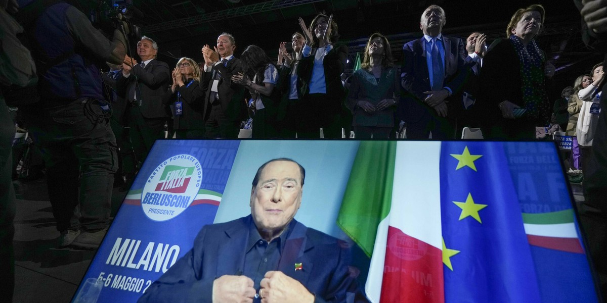 Silvio Berlusconi w sobotę po raz pierwszy pokazał się publicznie od chwili, gdy 5 kwietnia trafił do szpitala.