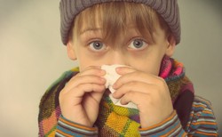 Czy zakatarzone dziecko może iść do przedszkola? Pediatra tłumaczy