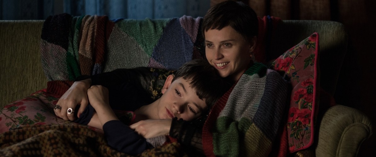 Felicity Jones oraz Lewis MacDougall w filmie 'Siedem minut po północy'. Premiera 25 grudnia