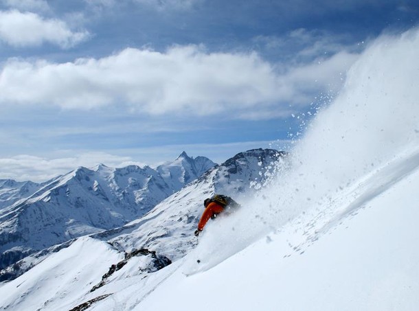 karyntia 13 narciarz freeride szusuje w dół na tle grossglocknera