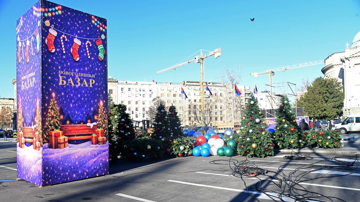 Novogodišnji bazar ispred Skupštine