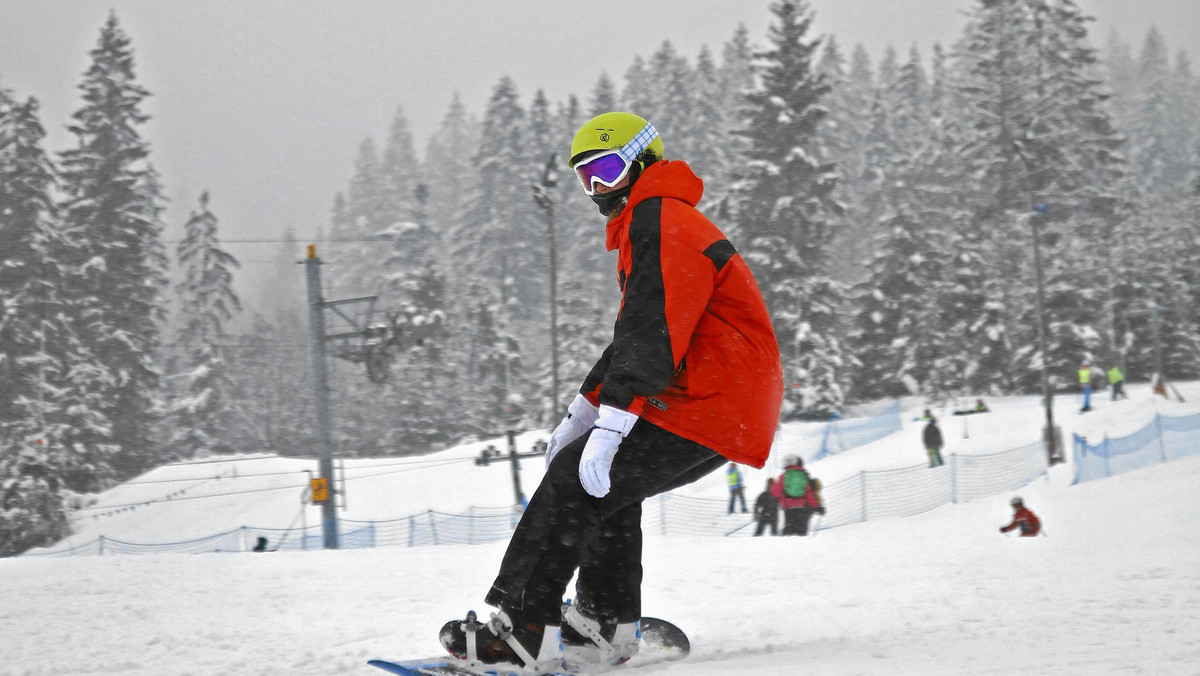 Dobiega końca sezon narciarski w Beskidach. W wielu ośrodkach najbliższy weekend będzie ostatnim, podczas którego uruchomione zostaną wyciągi. W górach zadomawia się wiosna. Termometry w czwartek rano wskazywały 11 stopni C.