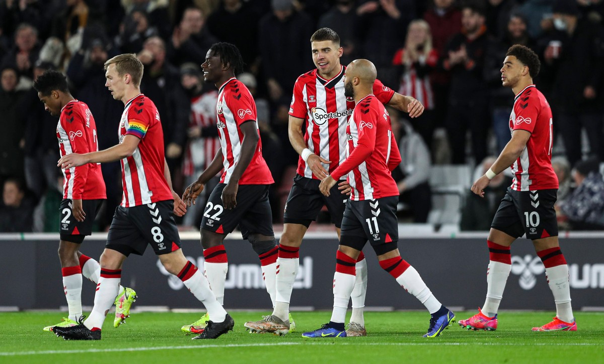 Radość Jana Bednarka (trzeci od prawej) i kolegów z Southampton