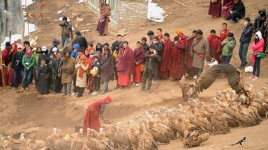 Dlaczego wystawiamy ciała zmarłych na widok publiczny? Są miejsca, gdzie zwłoki przywiązuje się do krzesła, w Nepalu szokuje rytuał jhator [WYWIAD]