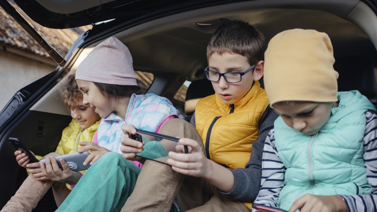 Ilustracija: deca i društvene mreže