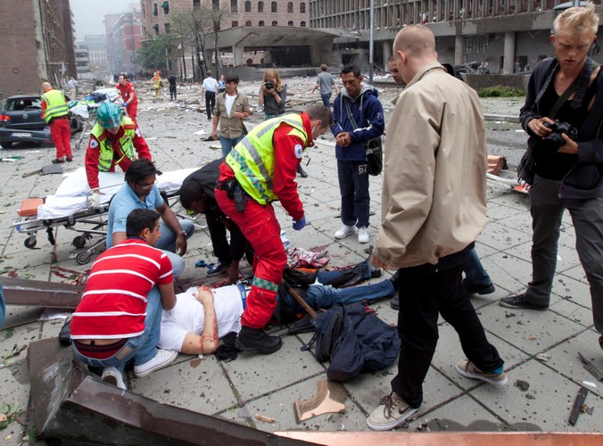 Pomoc rannym po eksplozji w Oslo