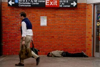 Amerykański sen? "Pan Piotr wyjmował oko i kładł na ladzie, kiedy szedł odnawiać zasiłek"