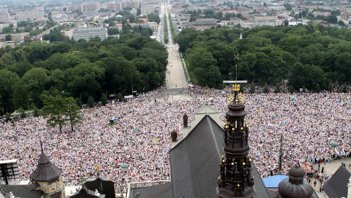 Sprawa nieprzyznania TV Trwam miejsca na multipleksie naziemnej telewizji cyfrowej zdominowała 20. Pielgrzymkę Rodziny Radia Maryja, która odbywa się na Jasnej Górze. Ordynariusz diecezji kieleckiej bp Kazimierz Ryczan zaapelował do prezydenta o pomoc. W trakcie homilii bp Ryczan powiedział do zgromadzonych, że "odmawia się katolikom obecności na szeroko rozumianym multipleksie" mimo iż prawie 2,3 mln obywateli "upomniało się o sprawiedliwość i równość".