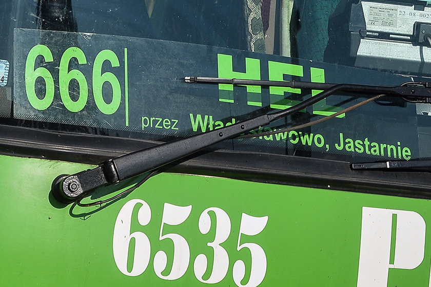 Autobus linii 666 jeździ po Helu