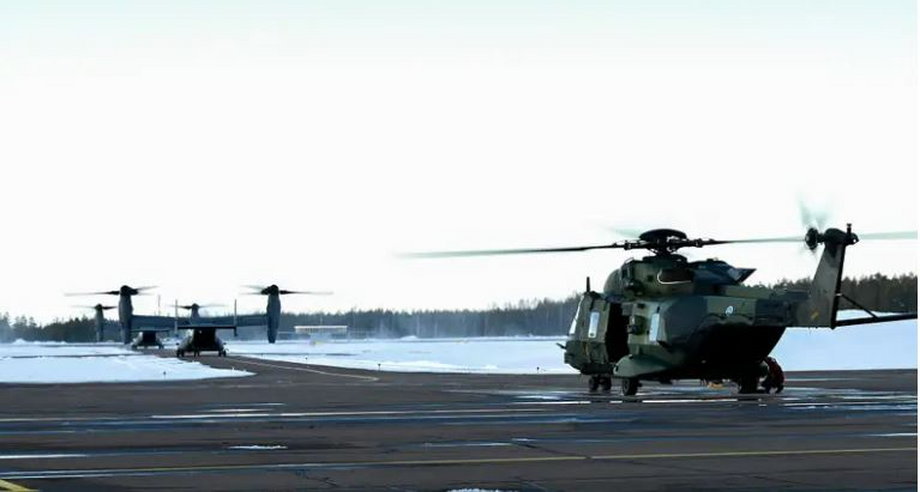 Zmiennowirnikowce CV-22B Osprey amerykańskich sił powietrznych i śmigłowiec NH90 z batalionu śmigłowców pułku jegrów z Utti w bazie w Finlandii 30 marca