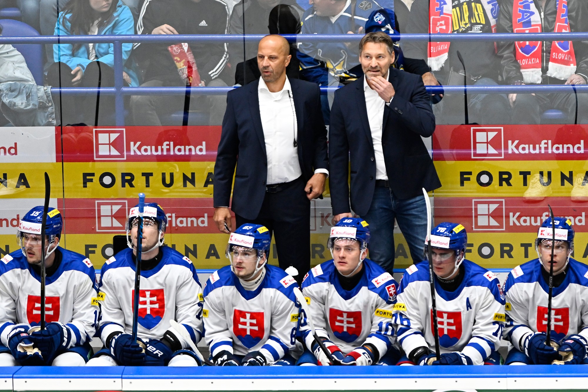 Hlavný tréner Slovenska Vladimír Országh (hore vpravo) a jeho asistent Ján Pardavý. 