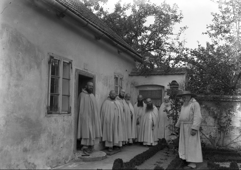 Kameduli przed jednym z budynków klasztornych. 1934 r.