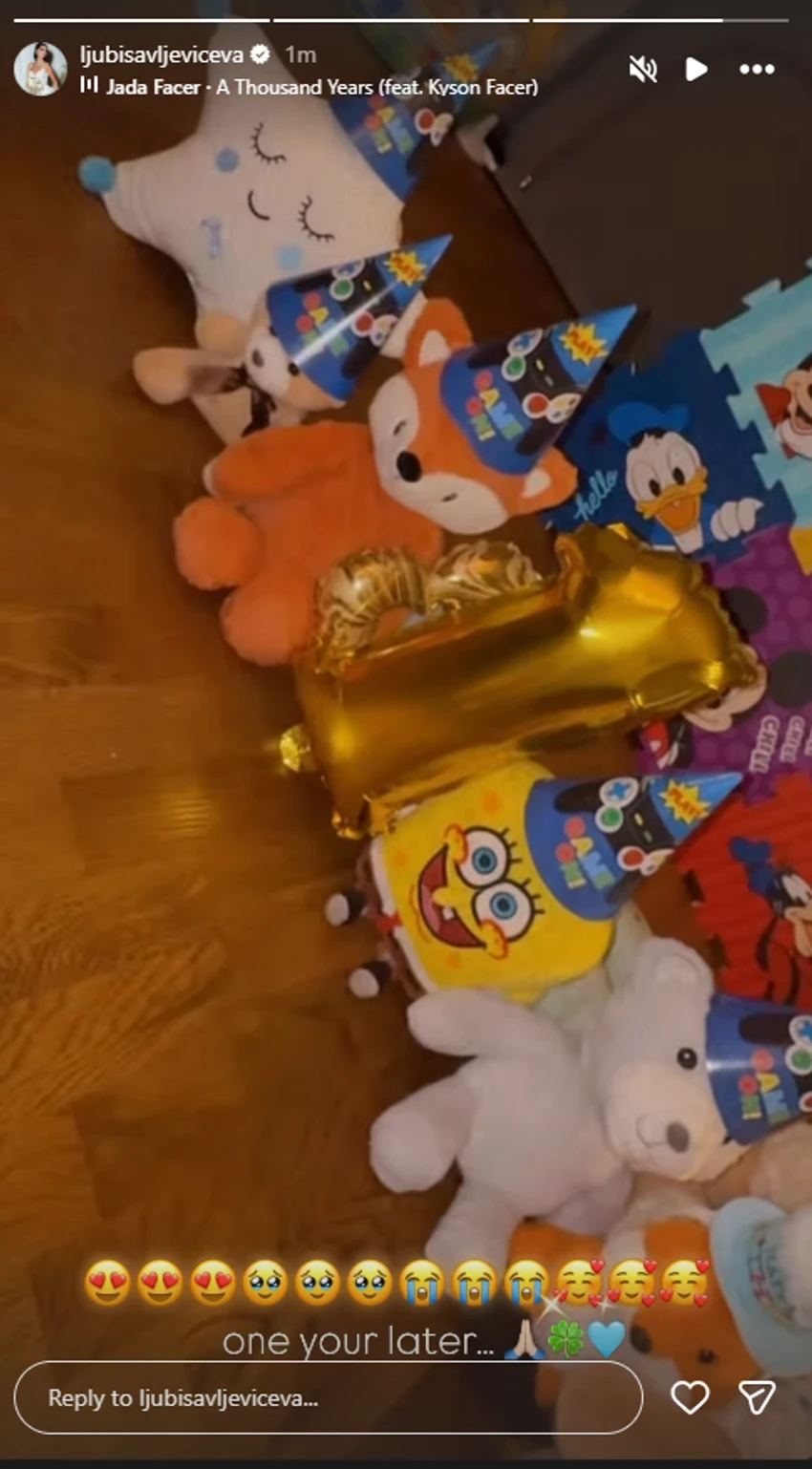 Jovana i Bogdan danas slave prvi rođendan sinu Jakovu: Balon u obliku broja jedan i gomila igračaka na podu