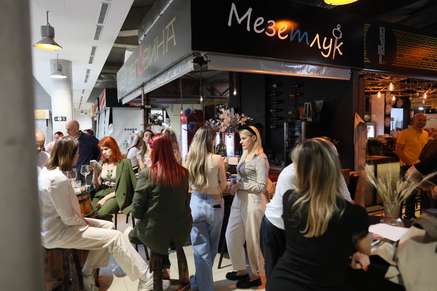 Ćaskanje, pijuckanje vina i uživanje u muzici na Palilulskoj pijaci