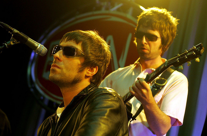Noel i Liam Gallagherowie jeszcze wspólnie na scenie (zdjęcie niedatowane)
