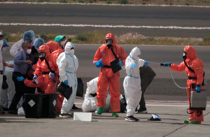 Španske vlasti dezinfikuju putnike pre ulaska avion nakon iskrcavanja sa kruzera Hondijus na aerodromu na Tenerifima 10. maja