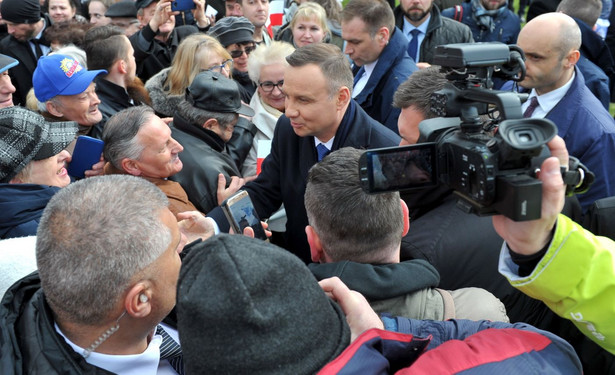 Andrzej Duda w Wałczu. W tle transparent "Marionetka nie prezydent"