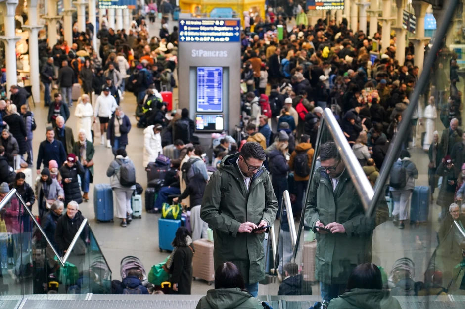 Putnici čekaju Evrostar voz na stanici Sent Pankras u Londonu 30. decembra