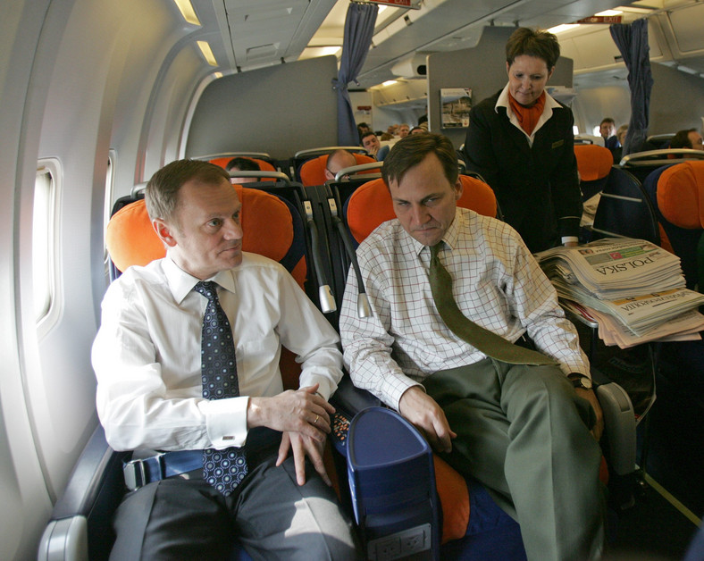 Donald Tusk i Radosław Sikorski na pokładzie samolotu rejsowego do USA