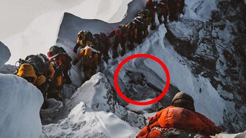 Makabryczny widok na Mount Everest. Zamarznięte zwłoki w kolejce na szczyt