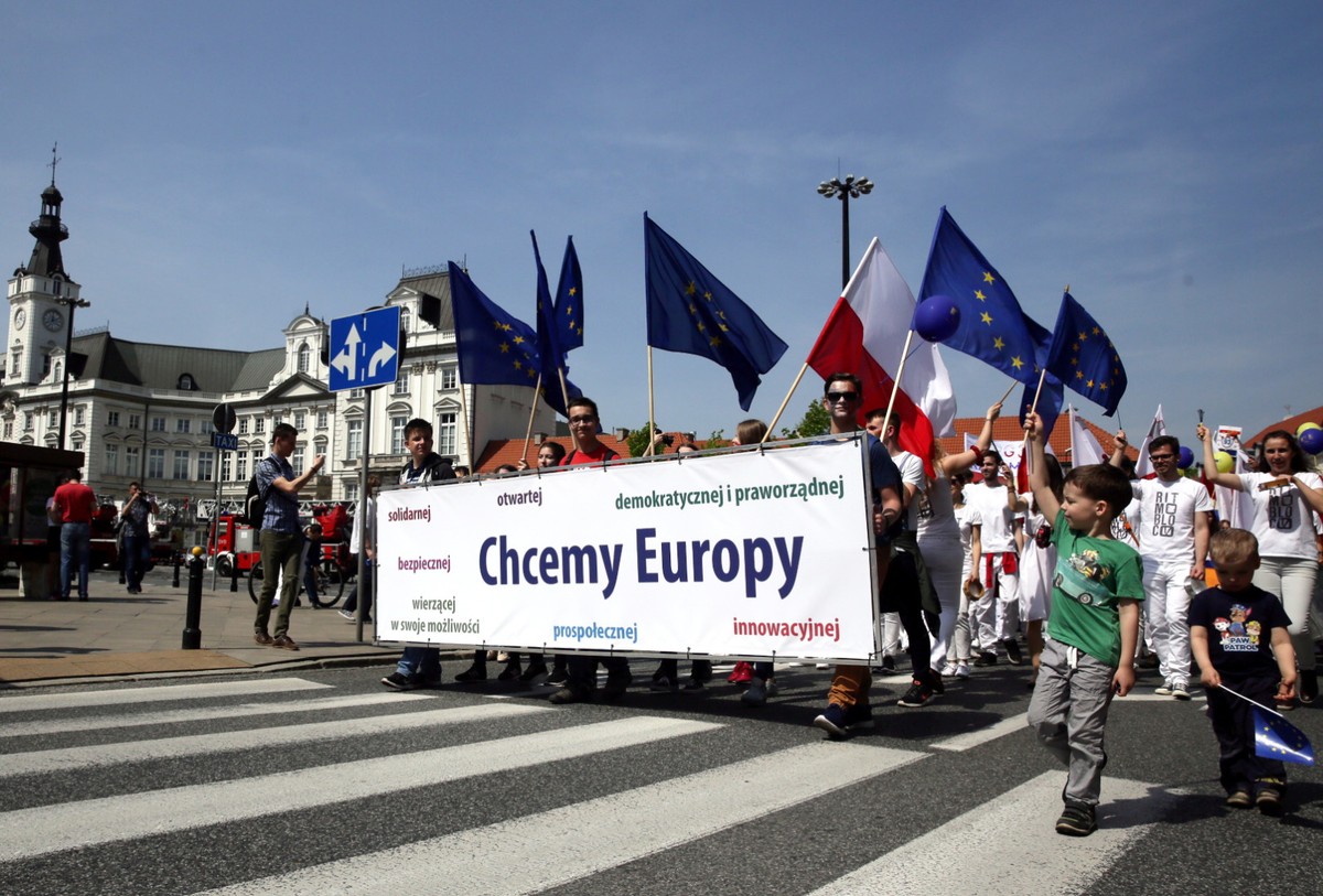 Oficjalna data Dnia Europy to 9 maja - tego dnia co rok organizuje się obchody upamiętniające pokój i jedność w Europie