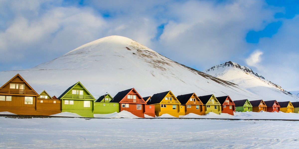 Kolorowe domy miasta Longyearbyen, największej osady i centrum administracyjnego Svalbard w Norwegii. To jedno z najbardziej odizolowanych miast na Ziemi.