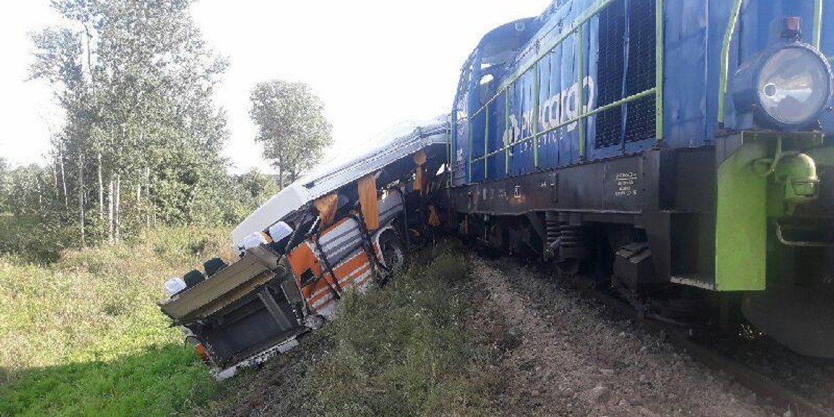 Autobus zderzył się z lokomotywą. Zmarł pasażer