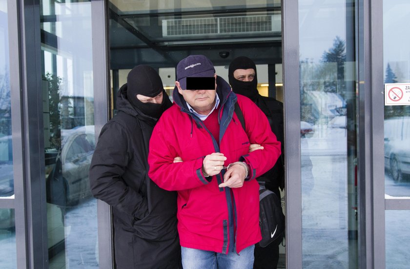 Lekarz Marek Ł. w towarzystwie policjantów. Rusza ze szpitala w Gdańsku do prokuratury. Tam usłyszy zarzuty