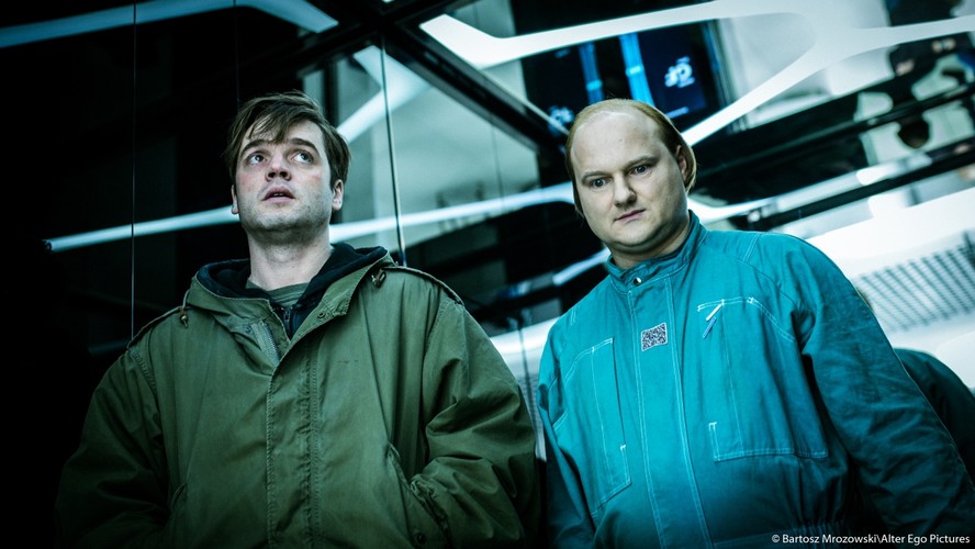 Piotr Polak oraz Sebastian Stankiewicz w filmie 'Człowiek z magicznym pudełkiem'; fot. Bartosz Mrozowski/Alter Ego Pictures