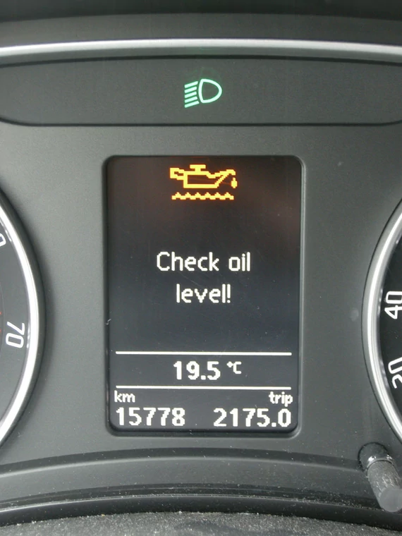 Zbyt niski poziom oleju - jeśli to możliwe, natychmiast wyłącz silnik. 