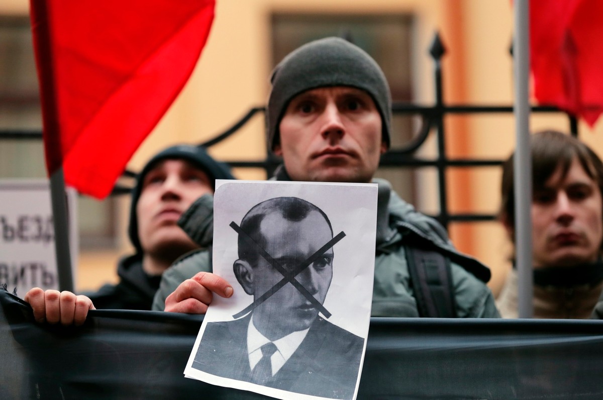 Demonstrant trzyma zdjęcie Stepana Bandery, przywódcy nacjonalistycznej organizacji