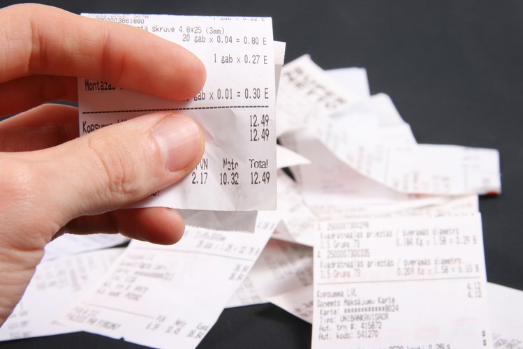 Niższa cena na metce, a wyższa na paragonie? Pamiętaj – w takiej sytuacji masz prawo zakupu po cenie niższej. Sprzedawca w sklepie stacjonarnym nie może odmówić sprzedaży, tłumacząc się np. pomyłką pracownika.