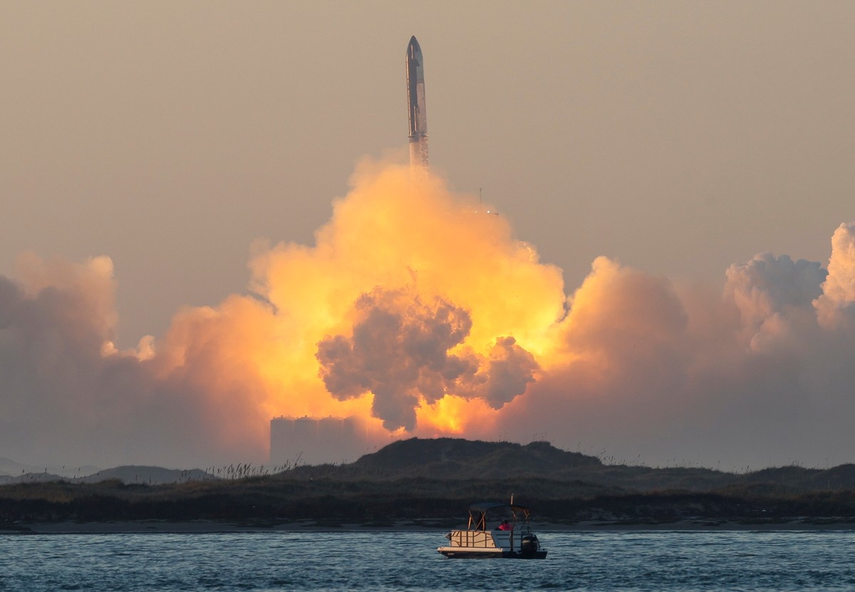 Start rakiety wynoszącej statek Starship z bazy Boca Chica