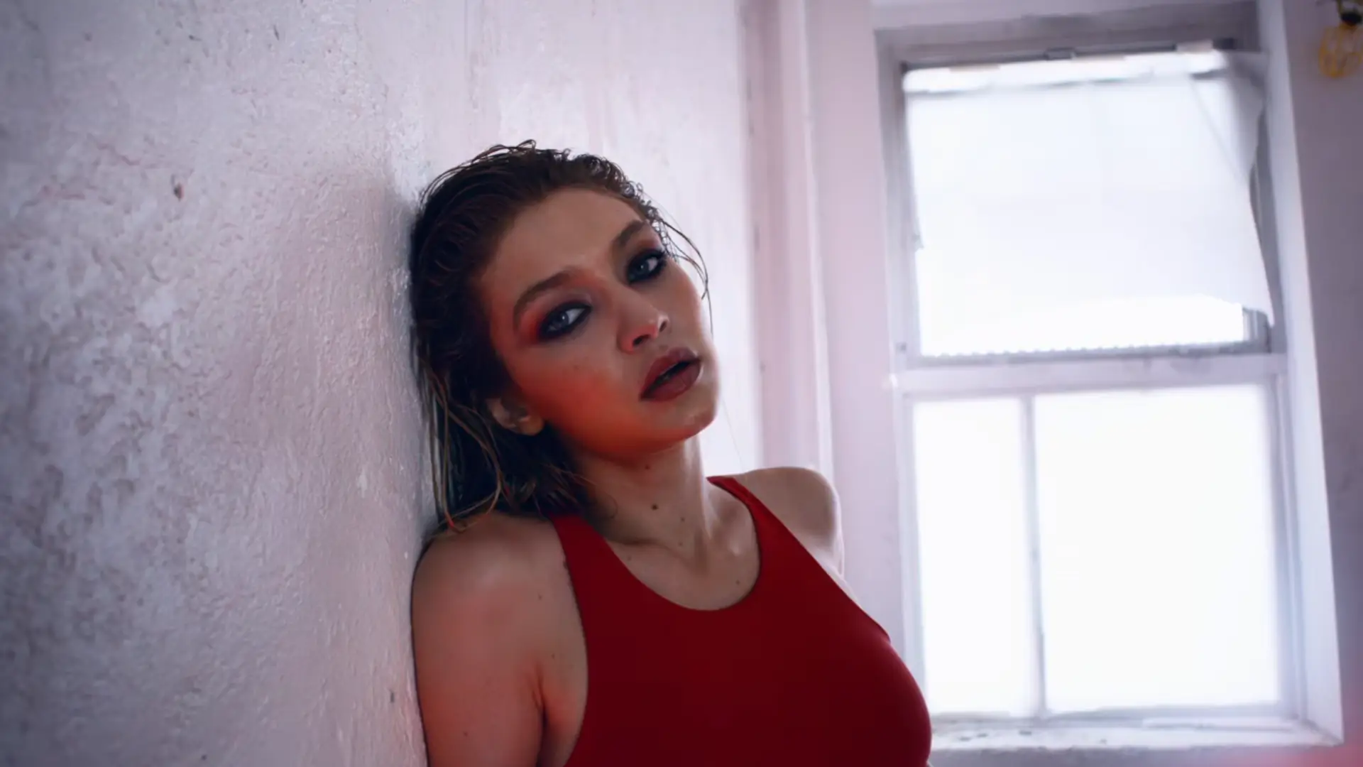 Gigi Hadid pokazuje owłosione pachy i dalej wygląda mega seksownie. Jest też wideo z sesji