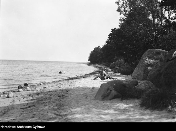 Plaża nad morzem w Pucku - zdjęcie pochodzi z archiwów Narodowego Archiwum Cyfrowego