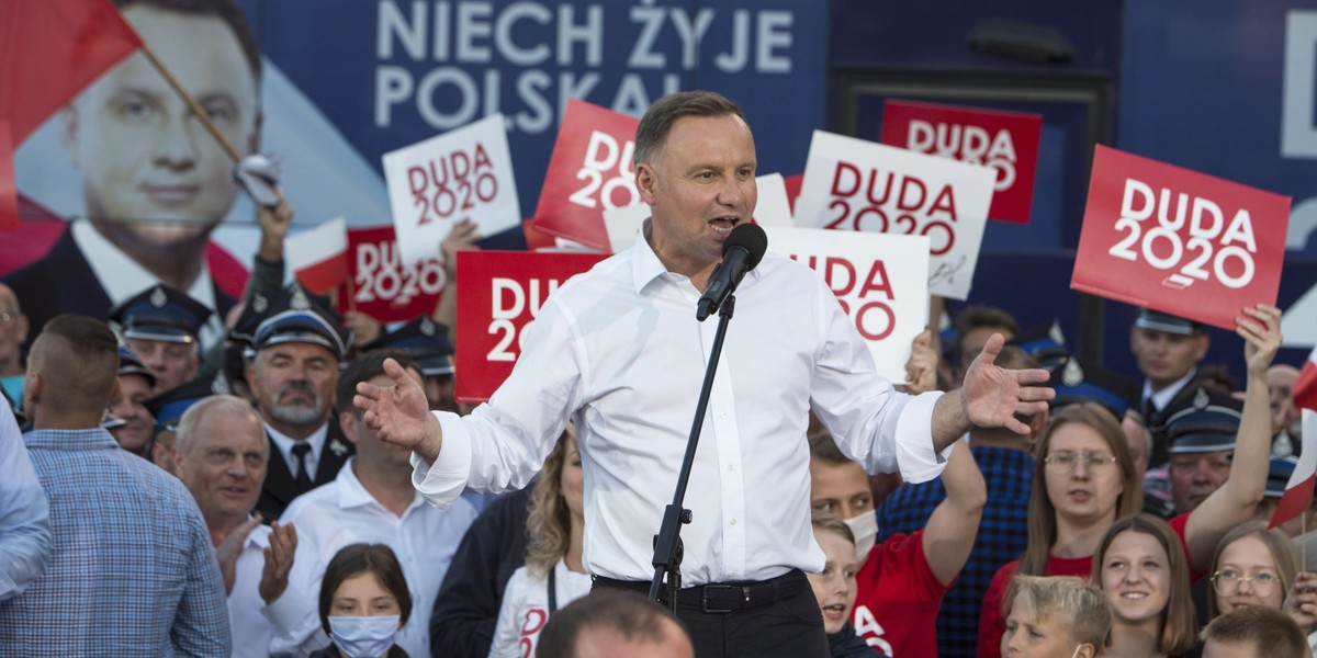 Pytany, czy scenariusz wyjścia Polski z UE jest zatem wykluczony, Andrzej Duda odparł: nie da się dzisiaj wyjść z UE inaczej niż przez referendum społeczne.