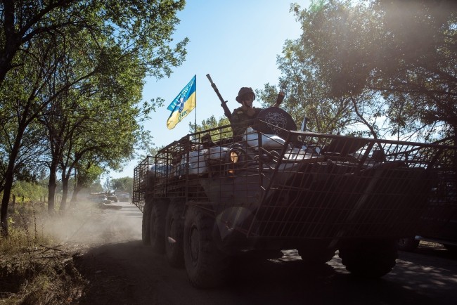 Przejazd kolumny wojskowych pojazdów w okolicach Samozwańczej Republiki Doniecka.