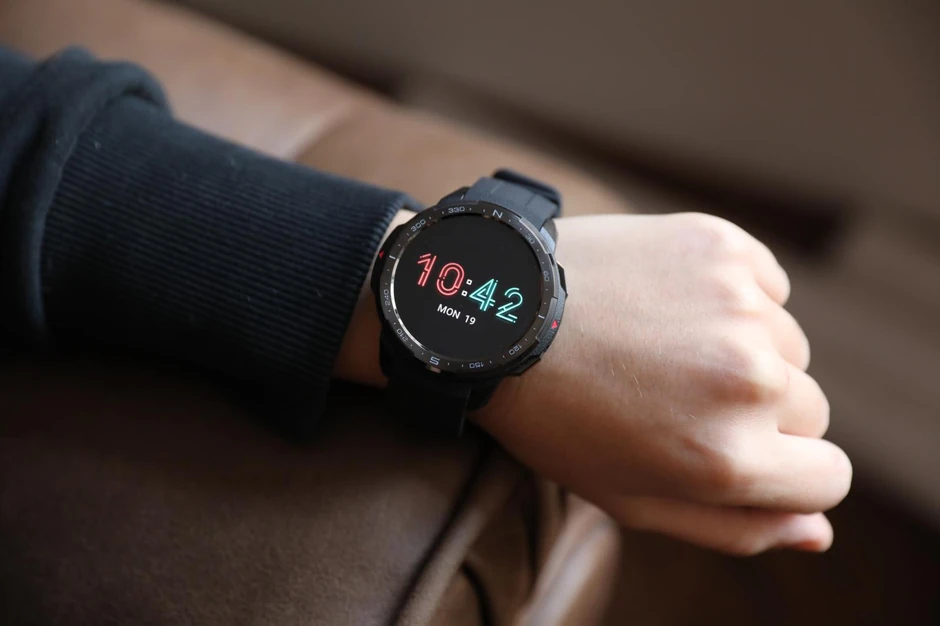 Pametni satovi omogućavaju osnovnu komunikaciju, poruke i pozive, i roditelji mogu uvek da znaju lokaciju deteta.