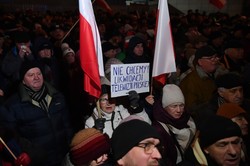 Manifestacja w obronie TVP. Niezawodni internauci mają swoje zdanie nt. "wolnych mediów" [MEMY]