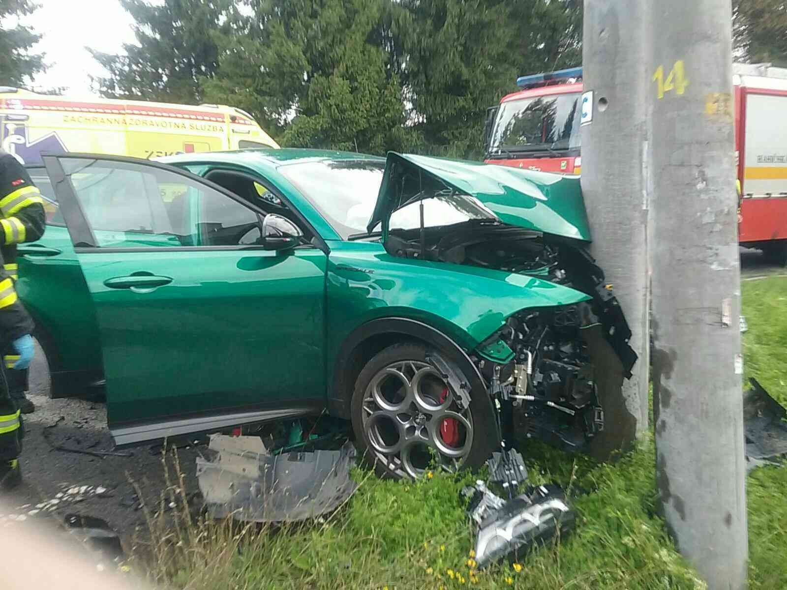 Pri nehode dvoch áut v Spišskej Novej Vsi sa zranili dvaja ľudia.