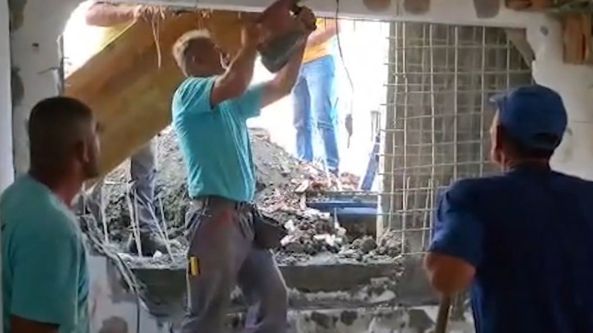 Beton se izlio porodici u stan