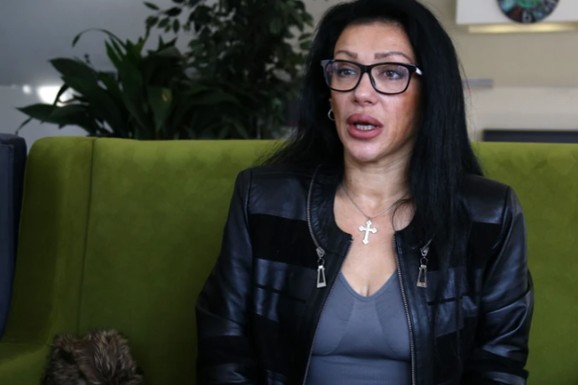 IZVRŠITELJI UPALI U STAN VESNE VUKELIĆ VENDI Pevačici plene imovinu zbog duga od 320.000 dinara