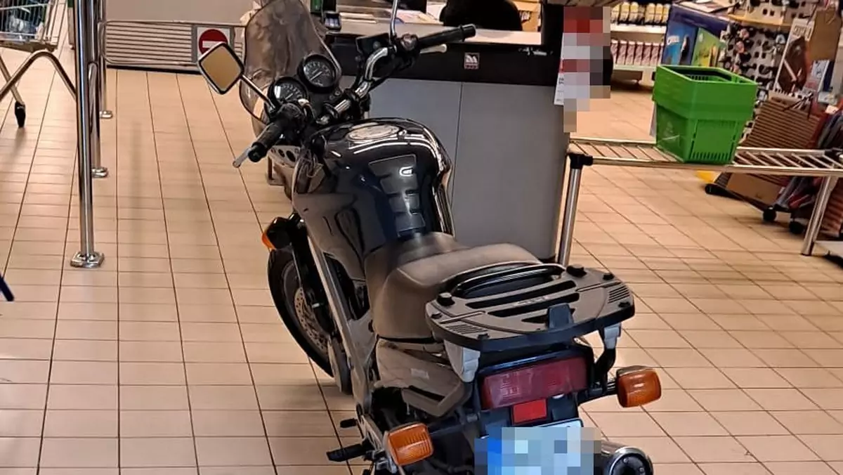 Motocyklista wjechał do supermarketu i zaparkował pojazd przy kasach