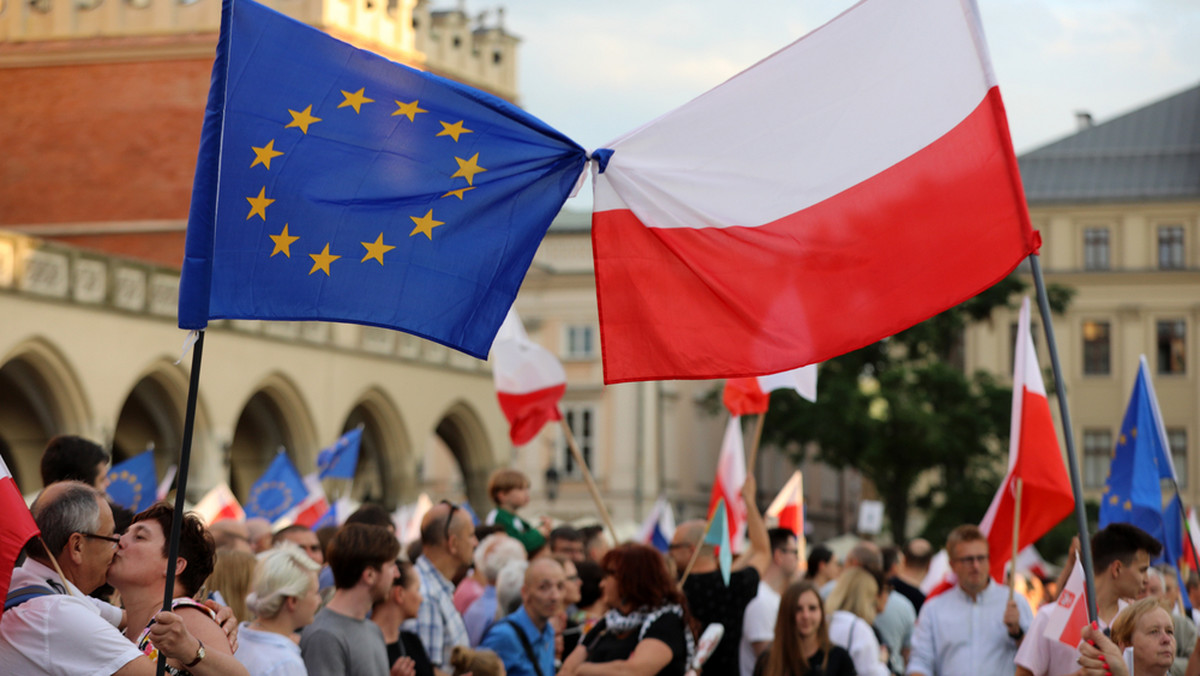 92 proc. ankietowanych popiera przynależność Polski do UE, a 5 proc. jest jej przeciwna — wynika z badania CBOS. 70 proc. badanych popiera wycofanie się przez Polskę z części zmian w sądownictwie, by uruchomić wypłaty z unijnego Funduszu Odbudowy, przeciwnych ustępstwom jest 12 proc.