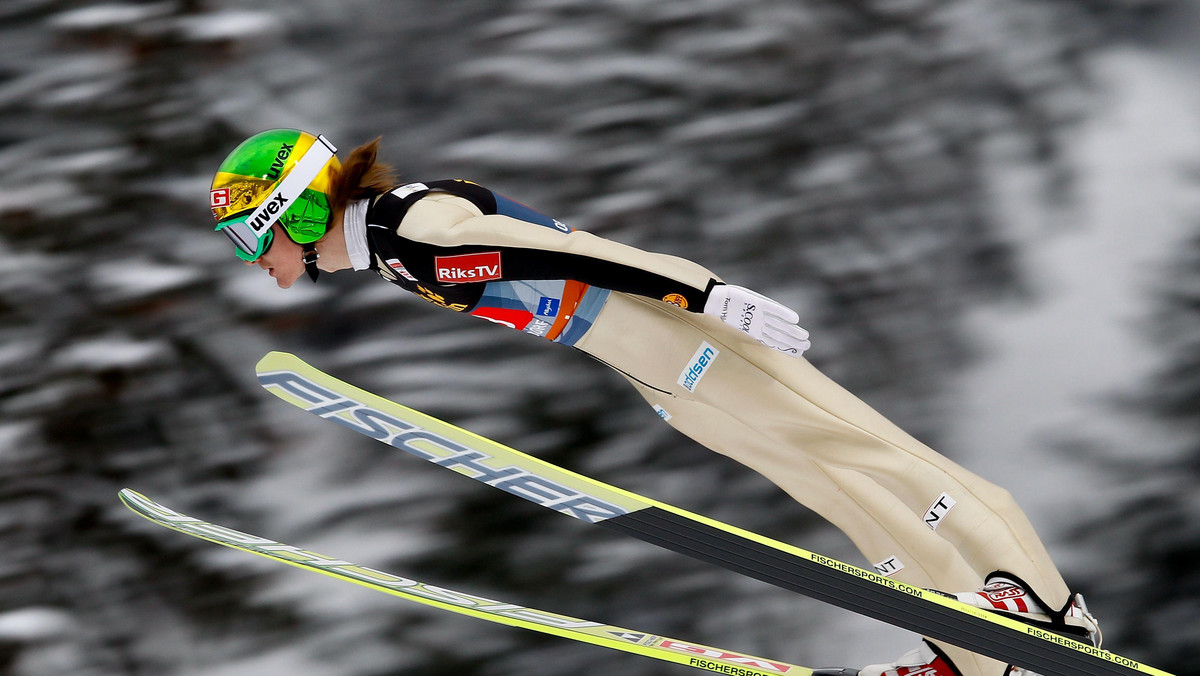 Kwalifikacje do środowego konkursu Pucharu Świata w skokach narciarskich w niemieckim Klingenthal wygrał powracający po ciężkiej kontuzji Tom Hilde. Drugie miejsce zajął Słoweniec Peter Prevc, trzeci był Taku Takeuchi. W jutrzejszych zawodach obejrzymy komplet pięciu Polaków.