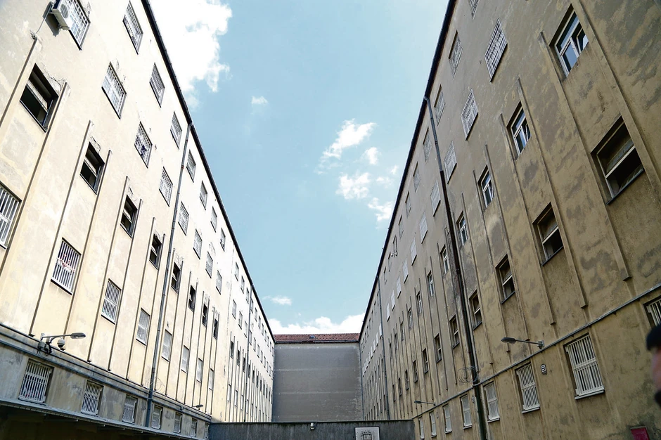 Lažni policajci presreli su osobu koja je Vukotiću nosila paket u pritvor i tražili da ga provere